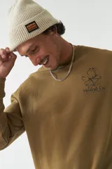 Buzo marrón de felpa con cuello redondo, puños y cintura acanalados. Estampa pequeña en el frente y grande en la espalda con diseño floral y texto.