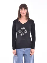 Remera blanca de manga larga con cuello redondo y estampado abstracto en tonos pastel.
