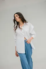 Camisa color crema de corte oversize y mangas largas.