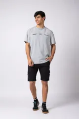 Bermuda cargo negra de gabardina con spandex, con bolsillos amplios con broche metálico, cintura con pasadores y etiqueta tejida VCP.