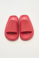 Sandalias tipo ojotas color negro con plataforma.