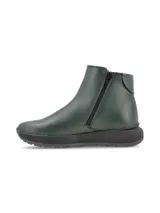 Bota corta de cuero verde oscuro con cierre lateral y suela de goma negra.