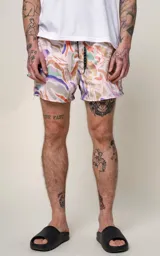 Short de baño con estampado abstracto en tonos lavanda, naranja, verde y gris.