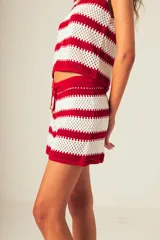 Short tejido a crochet con rayas horizontales en blanco y negro, con cintura elastizada y cordón ajustable.