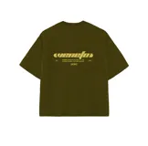 Remera color crema con estampado en la espalda que incluye texto y logo de la marca. Corte boxy fit.