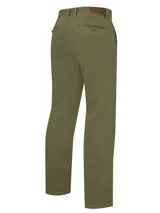 Pantalón de vestir negro, de corte recto, con bolsillos laterales y traseros. Se ajusta a la cintura con cinturón de cuero marrón.
