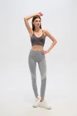 Calza deportiva color rosa, de poliéster, calada, al cuerpo y de calce alto.