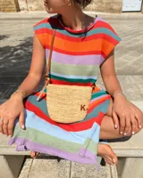 Vestido largo tejido con hilo de algodón en punto jersey rayado, con cuello redondo y mangas cortas. Diseño a rayas horizontales en tonos azul, marrón, beige y blanco. Hecho a mano con máquina de carro y terminaciones en crochet.