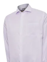 Camisa de vestir a rayas verticales lilas y blancas, de corte regular, manga larga y cuello italiano. Tiene bolsillo en el pecho con logo bordado.