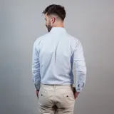 Camisa blanca de vestir, de corte clásico y manga larga.