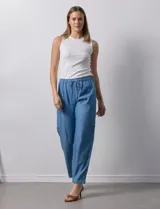 Pantalón cargo de lyocell color celeste, marca Zac & Rachel. Tiene pretina ancha elastizada con lazo ajustable, bolsillos laterales y corte wide leg.