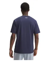 Remera Under Armour color marrón con logo de la marca estampado en el pecho con diseño de camuflaje. De corte clásico, mangas cortas y cuello redondo. Confeccionada en tejido ligero, suave y de secado rápido.