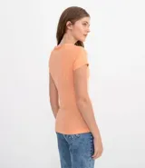 Remera celeste de algodón con escote en V, mangas cortas y bolsillo en el pecho.