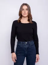 Remera de manga larga con escote redondo, confeccionada en tela acanalada de textura suave.