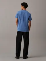 Remera azul de algodón con cuello redondo, mangas cortas y logo bordado de Calvin Klein en el pecho.