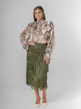Maxi falda con múltiples capas de flecos, confeccionada en tela elastizada. Disponible en negro, beige y verde militar.