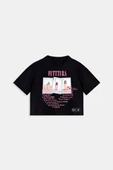 Buzo cropped negro de manga corta y cuello redondo, con estampado frontal que incluye la palabra "FUTTTURA" en rosa, tres fotos estilo polaroid y una lista de canciones en tipografía cursiva rosa.