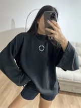 Sweater negro de tela Aspen, de corte holgado y mangas anchas.