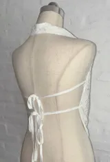 Top blanco con escote halter y espalda descubierta.