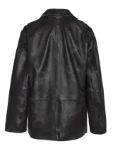 Blazer negro de cuero para mujer con cuello de solapa, cierre con botones y bolsillos frontales.