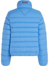 Campera acolchada celeste con cuello alto y cierre frontal con cremallera. Tiene dos bolsillos laterales con cierre y logo de la marca bordado en el pecho.