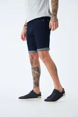 Bermuda de jean azul oscuro con logo bordado, bolsillos, cremallera, cierre y pasa cinto.