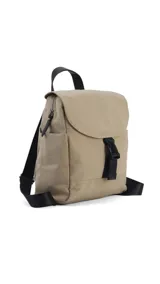 Mochila color beige de nylon con tapa y broche. Incluye bolsillos interiores, bolsillos laterales de fácil acceso, correas regulables y bolsillo en la espalda.