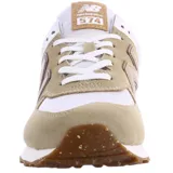 Championes urbanos New Balance modelo Classics Traditionnels, color beige con detalles en blanco y marrón, confeccionados en gamuza y malla, con logo "N" característico en los laterales y entresuela ENCAP.