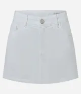 Minifalda de jean color blanco, de corte recto, con bolsillos delanteros y traseros.