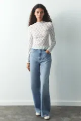 Camiseta negra de encaje con cuello alto y mangas largas.
