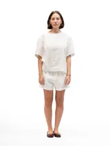 Shorts blancos de lino con cintura elástica completa y dos bolsillos laterales.