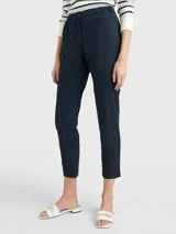 Pantalón de corte cónico Tommy Hilfiger, modelo 1985 Collection, color azul marino. Confeccionado en mezcla de algodón orgánico, con cintura elástica, cierre de botones y bolsillos traseros de ojal.
