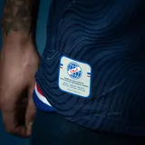 Camiseta de fútbol Umbro del Club Nacional de Football, modelo Away 2. Diseño azul marino con detalles en blanco y rojo en cuello y mangas. Incluye logo de Umbro, escudo del club y sponsor Antel en el frente.