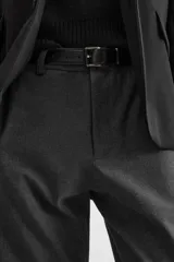 Pantalón slim fit negro confeccionado en tejido con elasticidad en ambas direcciones. Cuenta con bolsillos frontales y traseros de vivo con botón. Cierre frontal con cremallera y botón.