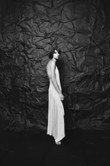 Vestido midi plateado confeccionado en hilo metalizado, con escote recto, tirantes finos y forro interior combinado.