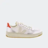 Championes Veja V-10 blancos con detalles en beige y rojo.