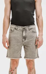Bermuda de denim rígido, color gris claro con efecto lavado y descolorido. Diseño clásico de cinco bolsillos con ruedo desflecado.