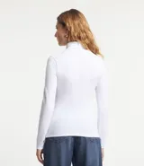 Blusa negra de algodón con cuello alto y mangas largas.