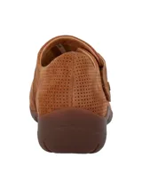 Zapato marrón de cuero con empeine cerrado y ajuste de velcro.