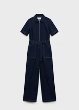 Mono largo de denim azul oscuro, con cuello camisero, mangas cortas y cierre frontal con cremallera. Incluye cinturón ajustable, bolsillos laterales y trabillas.