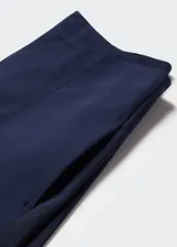 Short de vestir azul marino, de corte recto y tiro alto.