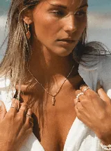 Collar dorado con cadena fina y dije de pez.