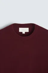 Jersey de hombre regular fit, color negro, tejido en hilatura de lana cashmere. Cuello redondo y manga larga con terminaciones en rib.