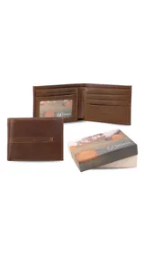 Billetera marrón de cuero con costuras a tono. Interior con visor, tarjeteros y doble compartimento para billetes.