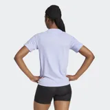 Remera deportiva Adidas Own the Run 3 Rayas, color lila con tres rayas blancas en los hombros y logo blanco en el pecho.