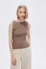 Musculosa marrón de acrílico con cuello a la base y corte ajustado al cuerpo.
