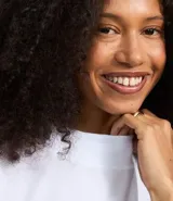 Remera gris de algodón con cuello alto y mangas cortas. Diseño cropped con nudo lateral.