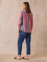 Blusa de gasa estampada, marca Ruby Rd. Cuello a la base, escote en V y abertura central con botones. Delantera con plisados. Largo de manga regulable con presilla y botón.