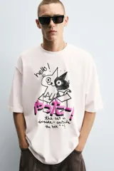 Camiseta blanca de corte holgado, con cuello redondo y mangas cortas. Estampado en el frente con dibujos de gatos, texto en japonés y frases en inglés.