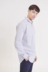 Camisa de manga larga a rayas verticales rosas y blancas, con cuello clásico y bolsillo en el pecho.